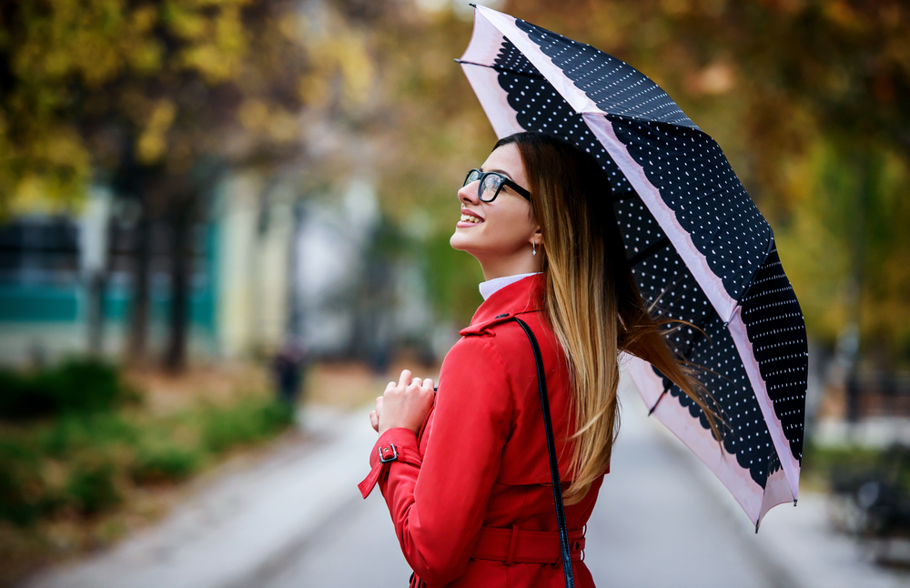 雨の日コーデはどうしてる？梅雨のお出かけが楽しくなる大人アイテムはコレ！