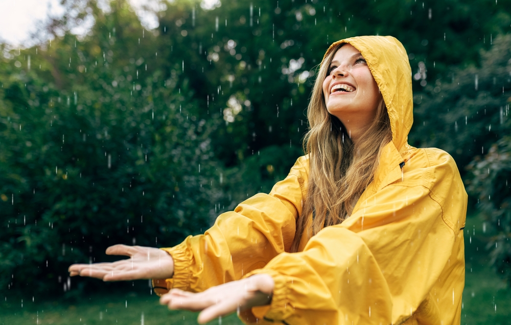 雨の日コーデはどうしてる？梅雨のお出かけが楽しくなる大人アイテムはコレ！